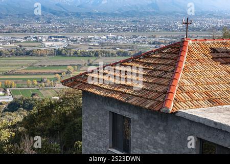 Blick auf Dachziegel eines Einfamilienhauses. Retro-Design des Dachs mit Fliesen. Traditionelle Tonziegeldächer Albanien. Blick auf die Stadt von oben. Die gekachelten Ro Stockfoto
