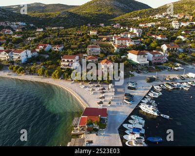 Drohnenblick auf kroatische Küste und adria mit Yacht Stockfoto