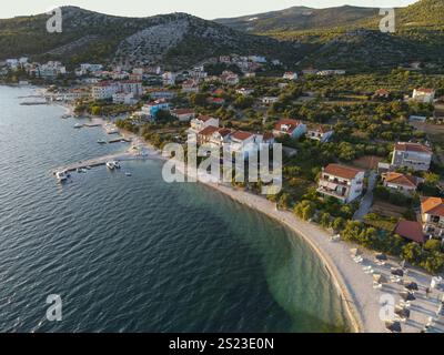Drohnenblick auf kroatische Küste und adria mit Yacht Stockfoto
