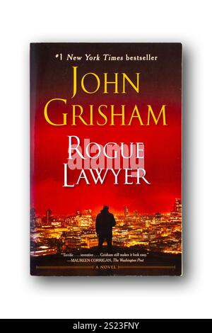 Ein Taschenbuch von John Grisham. (Ausschnitt mit Schatten vor reinweißem Hintergrund) Stockfoto