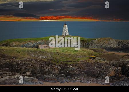 Der TWR Bach Lighthouse auf Llanddwyn Island in Nordwales wurde zwischen 1800 und 1818 gebaut. Hier haben sich Hintergrund und Himmel verändert. Stockfoto