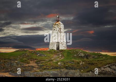 Der TWR Bach Lighthouse auf Llanddwyn Island in Nordwales wurde zwischen 1800 und 1818 gebaut. Hier haben sich Hintergrund und Himmel verändert. Stockfoto