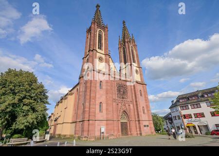 Rheingauer Dom, katholische Pfarrkirche Heilig Kreuz, Bischof-Blum-Platz, Geisenheim, Hessen, Deutschland *** Rheingauer Dom, Heilig Kreuz Katholische Pfarrkirche, Bischof Blum Platz, Geisenheim, Hessen, Deutschland Stockfoto