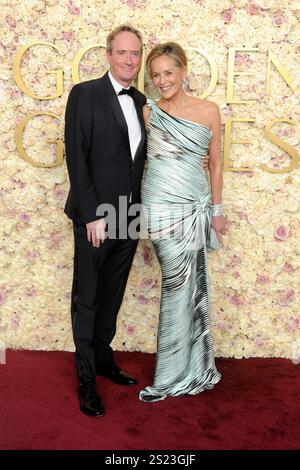 Jim Osborne und Sharon Stone bei der Verleihung der 82. Golden Globe Awards 2025 im Beverly Hilton Hotel. Beverly Hills, 05.01.2025 Stockfoto