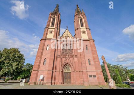 Rheingauer Dom, katholische Pfarrkirche Heilig Kreuz, Bischof-Blum-Platz, Geisenheim, Hessen, Deutschland *** Rheingauer Dom, Heilig Kreuz Katholische Pfarrkirche, Bischof Blum Platz, Geisenheim, Hessen, Deutschland Stockfoto