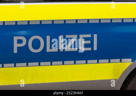 Seitenansicht eines deutschen Polizeiautos mit der Aufschrift „Polizei“ – übersetzt: Polizei Stockfoto