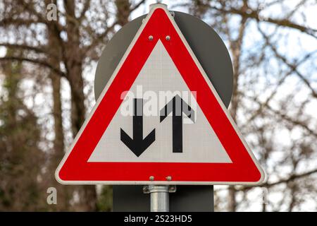 Deutsches Zweiwege-Verkehrszeichen - entgegenkommender Verkehr kann unerwartet sein, z. B. wenn Sie eine Einbahnstraße verlassen Stockfoto