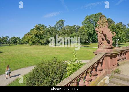 Löwe Skulptur aus Sandstein am Schlosspark und Terrasse Schloss Philippsruhe, Hanau, Hessen, Deutschland *** Sandsteinlöwenskulptur im Schlosspark und Terrasse von Schloss Philippsruhe, Hanau, Hessen, Deutschland Stockfoto