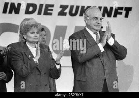 Deutschland, Siegburg, 30.09.1994 Archiv.: 49-69-06 CDU-Bundestagswahlkampf Foto: Bundeskanzler Helmut Kohl im Bundestagswahlkampf, links seine Ehefrau Hannelore CDU-Bundestagswahlkampf *** Deutschland, Siegburg, 30 09 1994 Archiv 49 69 06 CDU Bundestagswahlkampf Foto Bundeskanzler Helmut Kohl im Bundestagswahlkampf, links seine Frau Hannelore CDU Bundestagswahlkampf Stockfoto