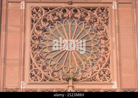 Rheingauer Dom, katholische Pfarrkirche Heilig Kreuz, Bischof-Blum-Platz, Geisenheim, Hessen, Deutschland *** Rheingauer Dom, Heilig Kreuz Katholische Pfarrkirche, Bischof Blum Platz, Geisenheim, Hessen, Deutschland Stockfoto