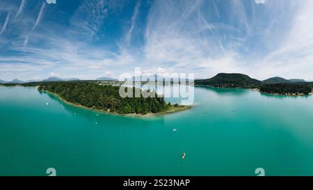 Faaksee in Kärnten. Panoramablick auf die Insel des berühmten Sees in Österreich. Stockfoto