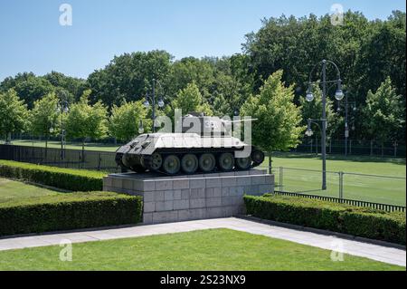 17.05.2024, Berlin, Deutschland, Europa - Ein ehemaliger T-34-Panzer der Roten Armee steht am sowjetischen Kriegsministerium entlang der 17 June Street (Straße des 17. Juni). Stockfoto