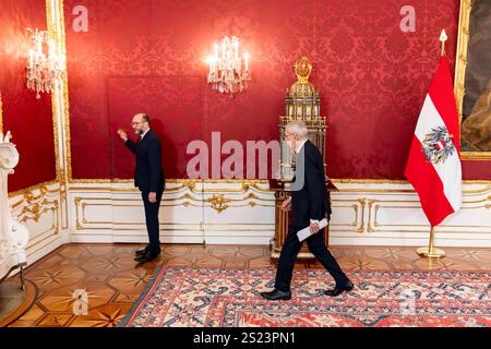 Wien, Wien, Österreich. Januar 2025. ALEXANDER VAN DER BELLEN gibt eine Erklärung ab. Der Vorsitzende der österreichischen FPOE-Partei, HERBERT KICKLS, traf sich nach gescheiterten Koalitionsgesprächen zwischen OEVP, SPOE und NEOS mit dem österreichischen Präsidenten ALEXANDER VAN DER BELLEN. VAN DER BELLEN hat KICKL beauftragt, eine Regierung zu bilden, ein umstrittener Schritt, nachdem er zuvor erklärt hatte, dies nicht zu tun. (Kreditbild: © Andreas Stroh/ZUMA Press Wire) NUR REDAKTIONELLE VERWENDUNG! Nicht für kommerzielle ZWECKE! Stockfoto
