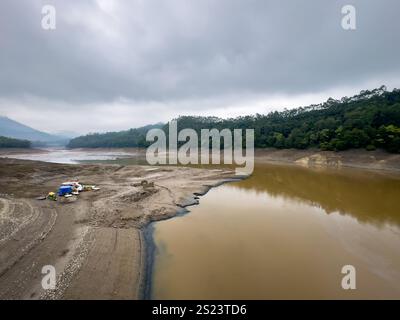 Fahren Sie mit Booten über das Land wegen der geringen Wasserspeicherung im Kundala-Damm (auch bekannt als Setuparvatipuram-Staudamm), der auf dem Fluss Muthirapuzha im Distrikt Idukki gebaut wurde Stockfoto