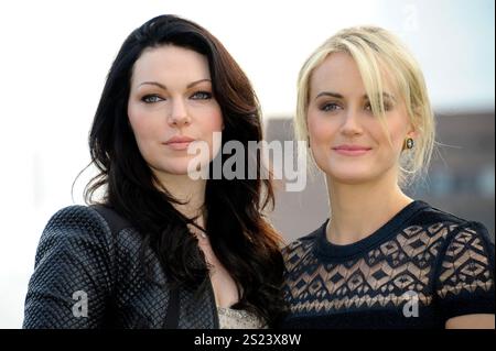 Taylor Schilling und Laura Prepon nehmen am 29. Mai 2014 im Soho Hotel in London Teil, England, um Staffel 2 der Netflix Exklusivserie „Orange is the New Black“ zu veröffentlichen Stockfoto