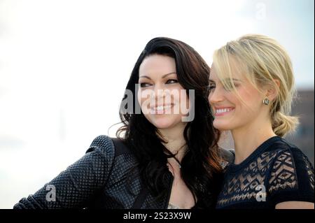 Taylor Schilling und Laura Prepon nehmen am 29. Mai 2014 im Soho Hotel in London Teil, England, um Staffel 2 der Netflix Exklusivserie „Orange is the New Black“ zu veröffentlichen Stockfoto