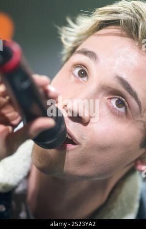 Elyar Fox tritt in der Girl Guide Big Gig Echo Arena Liverpool auf Stockfoto