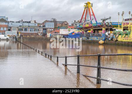 Stourport-on-Severn, Großbritannien. Januar 2024. Wetter in Großbritannien: Wenn der Schnee schmilzt und es wieder Regen gibt, trifft das Hochwasser die Stadt Stourport-on-Severn, ein beliebtes Reiseziel für Tagesausflüge und Urlaubstage in den Midlands. Quelle: Lee Hudson/Alamy Live News Stockfoto