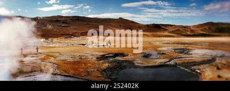 Panoramablick auf Hverir, ein geothermisches Gebiet, bekannt für seine sprudelnden Schlammbecken und dampfenden Fumarolen, die schwefelhaltiges Gas emittieren, Namafjall, Island Stockfoto