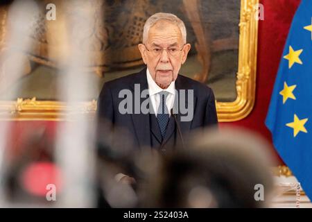 ALEXANDER VAN DER BELLEN gibt eine Erklärung ab. Der Vorsitzende der österreichischen FPOE-Partei, HERBERT KICKLS, traf sich nach gescheiterten Koalitionsgesprächen zwischen OEVP, SPOE und NEOS mit dem österreichischen Präsidenten ALEXANDER VAN DER BELLEN. VAN DER BELLEN hat KICKL beauftragt, eine Regierung zu bilden, ein umstrittener Schritt, nachdem er zuvor erklärt hatte, dies nicht zu tun. Stockfoto