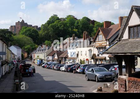 Dunster Village High Street Mit Dunster Castle Beyond, Dunster, Exmoor National Park, Somerset, England, Großbritannien im Mai Stockfoto