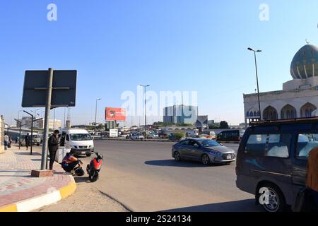 Bagdad, Bagdad im Irak - 15. November 2024: Alltagsleben mit Autos auf den Straßen, Lage in der Nähe des Bagdad-Bahnhofs Stockfoto