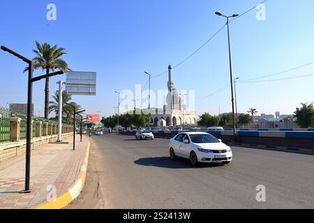 Bagdad, Bagdad im Irak - 15. November 2024: Alltagsleben mit Autos auf den Straßen, Lage in der Nähe des Bagdad-Bahnhofs Stockfoto