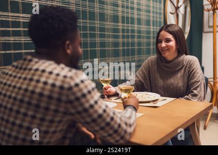 Zwei Freunde essen im Restaurant. Sie sitzen, reden und genießen die gemeinsame Zeit. Stockfoto
