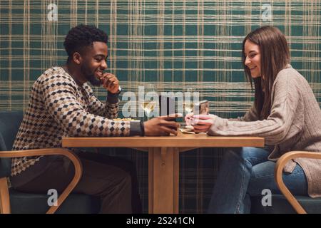 Zwei Freunde essen im Restaurant. Sie sitzen, reden und genießen die gemeinsame Zeit. Stockfoto