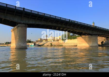 Bagdad, Bagdad im Irak - 15. November 2024: Außenansicht des Flusses Tigris Stockfoto