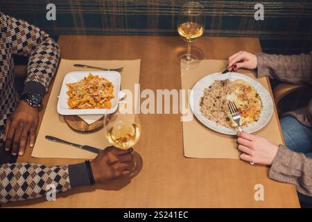 Nahaufnahme des Essens auf dem Tisch im Restaurant. Das Paar genießt ihr Abendessen. Stockfoto