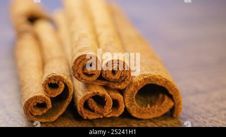 Zimtstäbchen auf hölzernem Hintergrund aus nächster Nähe. Stockfoto