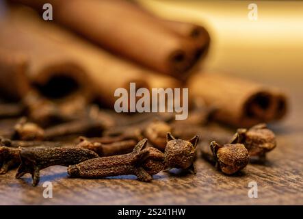 Zimtstangen und ein Haufen getrockneter Zehen aus nächster Nähe. Stockfoto