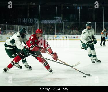 Chicago, Illinois, USA. Januar 2025. VLADISLAV LUKASHEVICH (links) kämpft mit TYSON DYCK (rechts) aus Wisconsin um den Puck. (Kreditbild: © Jeff M. Brown/ZUMA Press Wire) NUR REDAKTIONELLE VERWENDUNG! Nicht für kommerzielle ZWECKE! Stockfoto