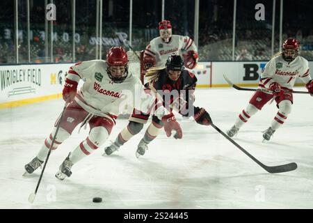 Chicago, Illinois, USA. Januar 2025. SLOANE MATTHEWS aus Ohio jagt den Puck gegen Wisconsin. (Kreditbild: © Jeff M. Brown/ZUMA Press Wire) NUR REDAKTIONELLE VERWENDUNG! Nicht für kommerzielle ZWECKE! Stockfoto