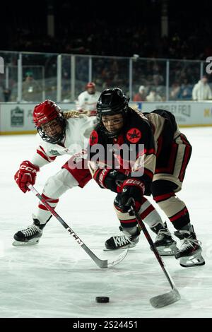 Chicago, Illinois, USA. Januar 2025. Ein Spieler aus Wisconsin (links) kämpft gegen die Ohio State JENNA BUGLIONI (rechts) um den Puck. (Kreditbild: © Jeff M. Brown/ZUMA Press Wire) NUR REDAKTIONELLE VERWENDUNG! Nicht für kommerzielle ZWECKE! Stockfoto