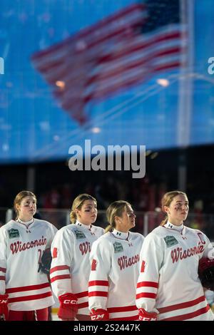 Chicago, Illinois, USA. Januar 2025. Mitglieder der Eishockeymannschaft von Wisconsin stehen während der Nationalhymne. (Kreditbild: © Jeff M. Brown/ZUMA Press Wire) NUR REDAKTIONELLE VERWENDUNG! Nicht für kommerzielle ZWECKE! Stockfoto