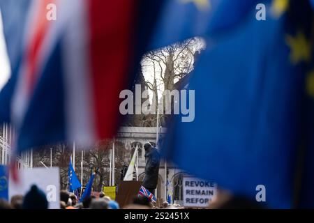 Hunderttausende von Menschen nehmen am 23. März 2019 an einem Anti-Brexit-marsch in London Teil. Vorbei an der Statue von Winston Churchill Stockfoto