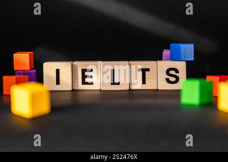 IELTS auf Holzblöcken geschrieben (International English Language Testing System) Konzeptsymbol, Bildung und internationale Arbeit erfordern gutes Englisch Stockfoto