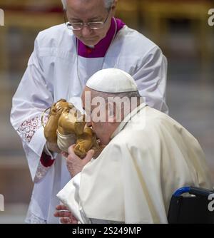 Vatikan, Vatikan. Januar 2025. **NO LIBRI** Italien, Rom, Vatikan, 2025/1/6 Papst Franziskus küsst das Jesuskind, während er einer Messe in St. Petersdom im Vatikan. Foto von ALESSIA GIULIANI /Catholic Press Photo Credit: Independent Photo Agency/Alamy Live News Stockfoto
