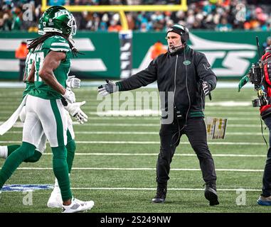 Jeff Ulbrich, Interims-Cheftrainer der New York Jets, feiert mit Spielern nach einem Touchdown gegen die Miami Dolphins während eines NFL-Spiels im MetLife Stadium in East Rutherford, New Jersey. Duncan Williams/CSM Stockfoto