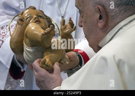 Vatikan, Vatikan. Januar 2025. **NO LIBRI** Italien, Rom, Vatikan, 2025/1/6 Papst Franziskus küsst das Jesuskind, während er einer Messe in St. Petersdom im Vatikan. Foto von ALESSIA GIULIANI /Catholic Press Photo Credit: Independent Photo Agency/Alamy Live News Stockfoto