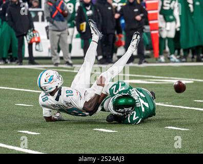 Der Miami Dolphins Quarterback Tyler Huntley (18) wird von New York Jets Defensive End Micheal Clemons (72) während eines NFL-Spiels im MetLife Stadium in East Rutherford, New Jersey, entlassen. Duncan Williams/CSM Stockfoto