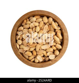 Haufen gerösteter Erdnüsse in Holzschale isoliert auf weißem Hintergrund mit Schnittpfad, Ansicht von oben Stockfoto
