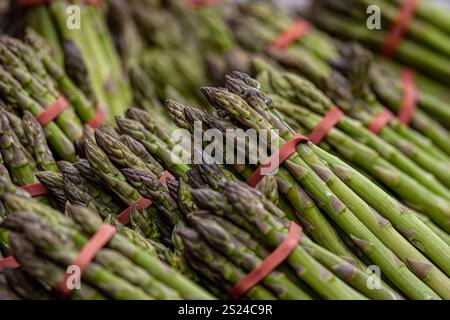 Eine Nahaufnahme von Spargel zum Verkauf an einem Marktstand, mit geringer Tiefe des Feldes Stockfoto