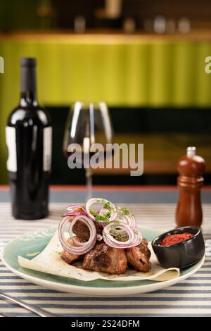 Kebabs oder Barbecue Schaschlik mit Rotwein auf dem Restauranttisch. Konzept der Fleischrestaurant-Speisekarte. Stockfoto