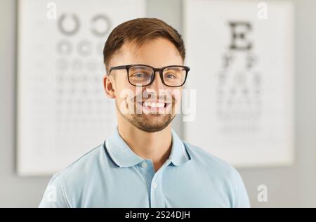 Glücklicher Mann, Der Eine Brille Vor Der Augenkarte Trägt Stockfoto