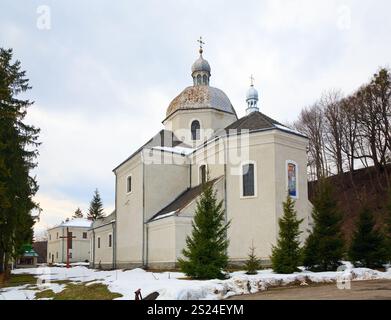 Blick auf den Frühling der alten Kirche Pidhirtsi St. Onufriya (Verkündigungskloster Orden des hl. Basilius des Großen, Ukraine, Region Lvivska, erbaut 1726-1750) Stockfoto