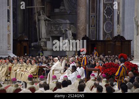 Vatikan, Vatikan. Januar 2025. **NO LIBRI** Italien, Rom, Vatikan, 2025/1/6 Papst Franziskus führt eine Epiphanienmesse in St. Petersdom im Vatikan. Foto von Katarzyna Artymiak /Catholic Press Photo Credit: Independent Photo Agency/Alamy Live News Stockfoto