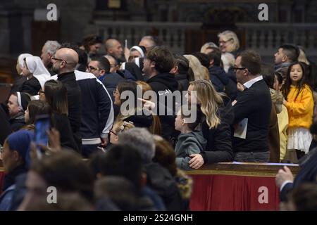 Vatikan, Vatikan. Januar 2025. **NO LIBRI** Italien, Rom, Vatikan, 2025/1/6 Papst Franziskus führt eine Epiphanienmesse in St. Petersdom im Vatikan. Foto von Katarzyna Artymiak /Catholic Press Photo Credit: Independent Photo Agency/Alamy Live News Stockfoto